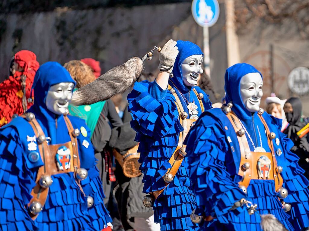 Perfekter Sonnenschein frs nrrische Treiben: Der Umzug am Fasnetmendig ist der Hhepunkt der Fasnet in Freiburg.