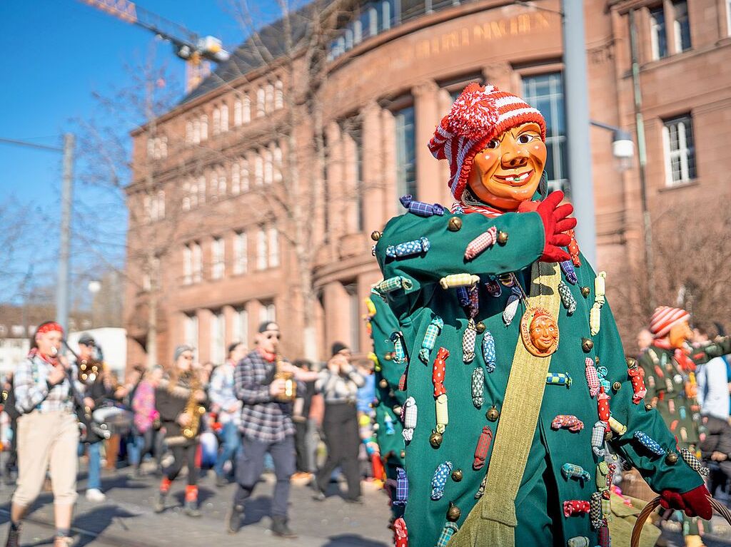 Perfekter Sonnenschein frs nrrische Treiben: Der Umzug am Fasnetmendig ist der Hhepunkt der Fasnet in Freiburg.