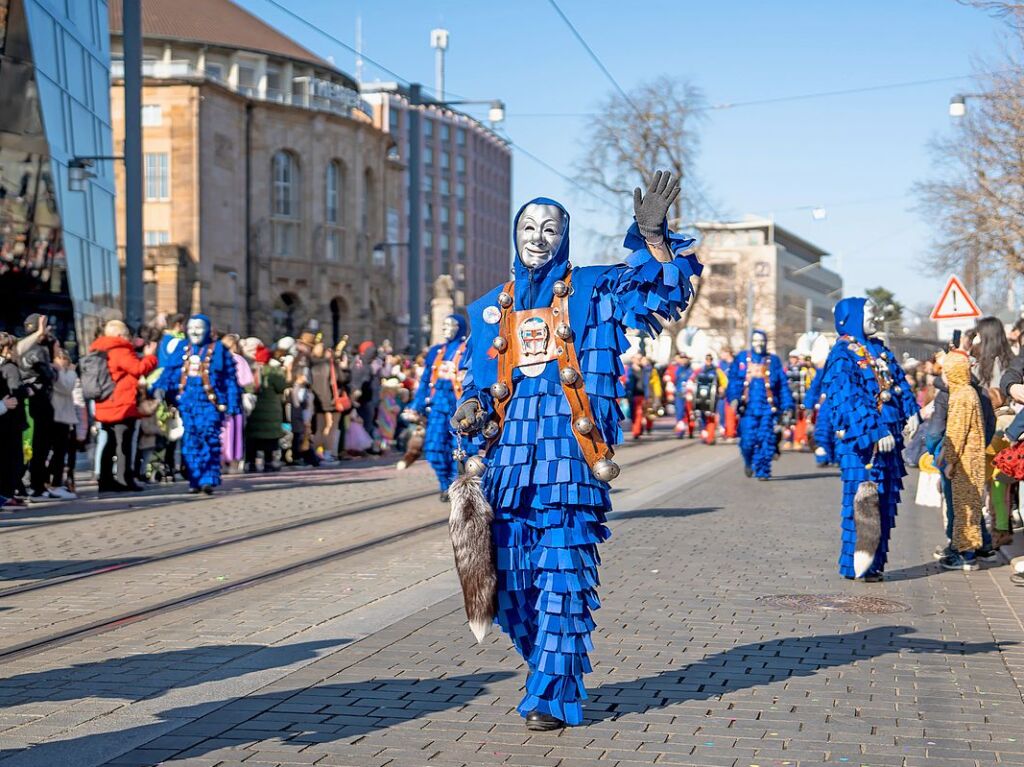 Perfekter Sonnenschein frs nrrische Treiben: Der Umzug am Fasnetmendig ist der Hhepunkt der Fasnet in Freiburg.