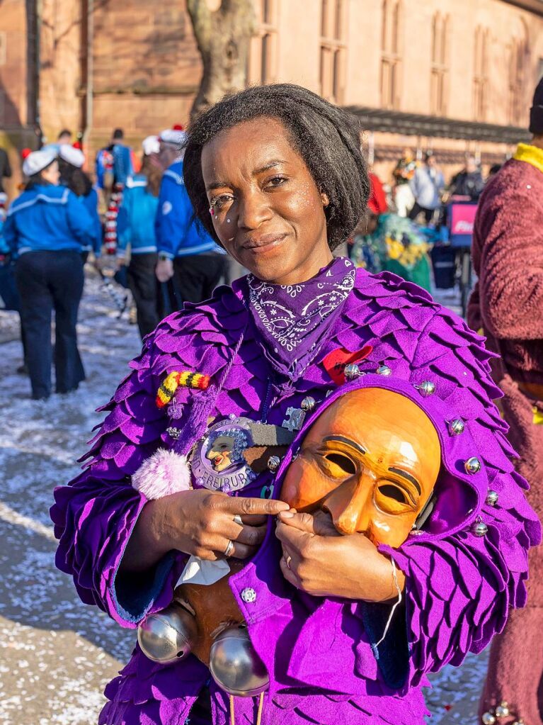 Perfekter Sonnenschein frs nrrische Treiben: Der Umzug am Fasnetmendig ist der Hhepunkt der Fasnet in Freiburg.