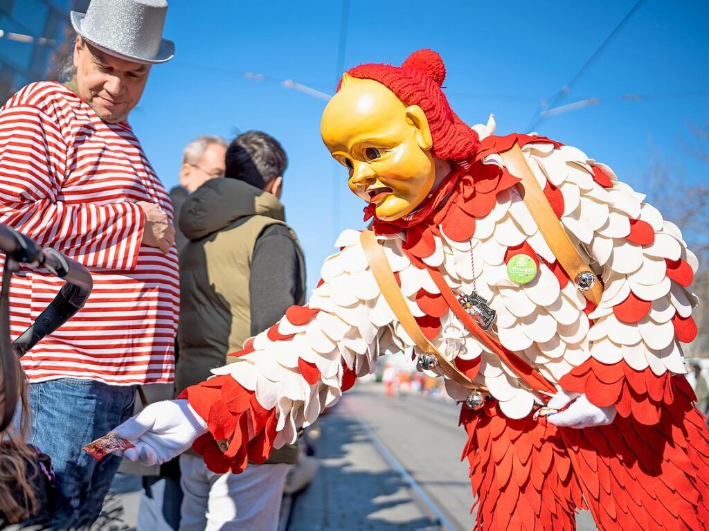 Perfekter Sonnenschein frs nrrische Treiben: Der Umzug am Fasnetmendig ist der Hhepunkt der Fasnet in Freiburg.