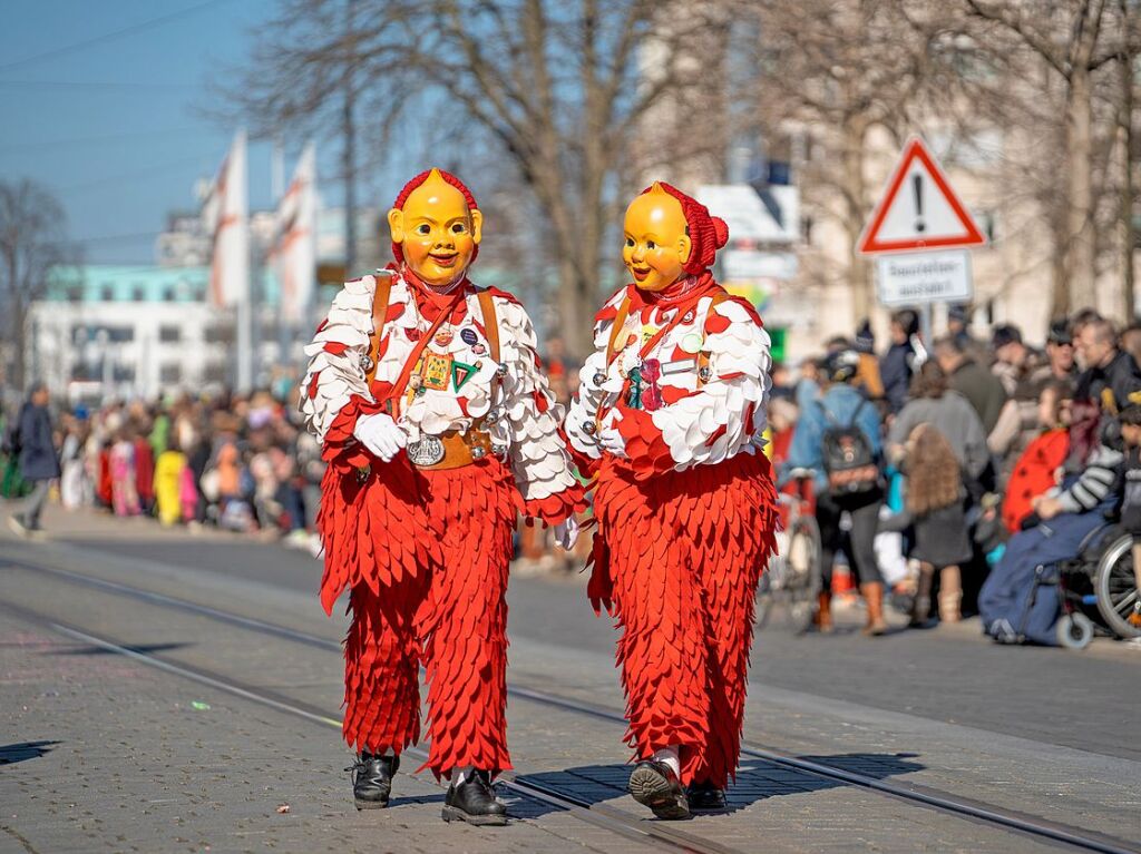 Perfekter Sonnenschein frs nrrische Treiben: Der Umzug am Fasnetmendig ist der Hhepunkt der Fasnet in Freiburg.