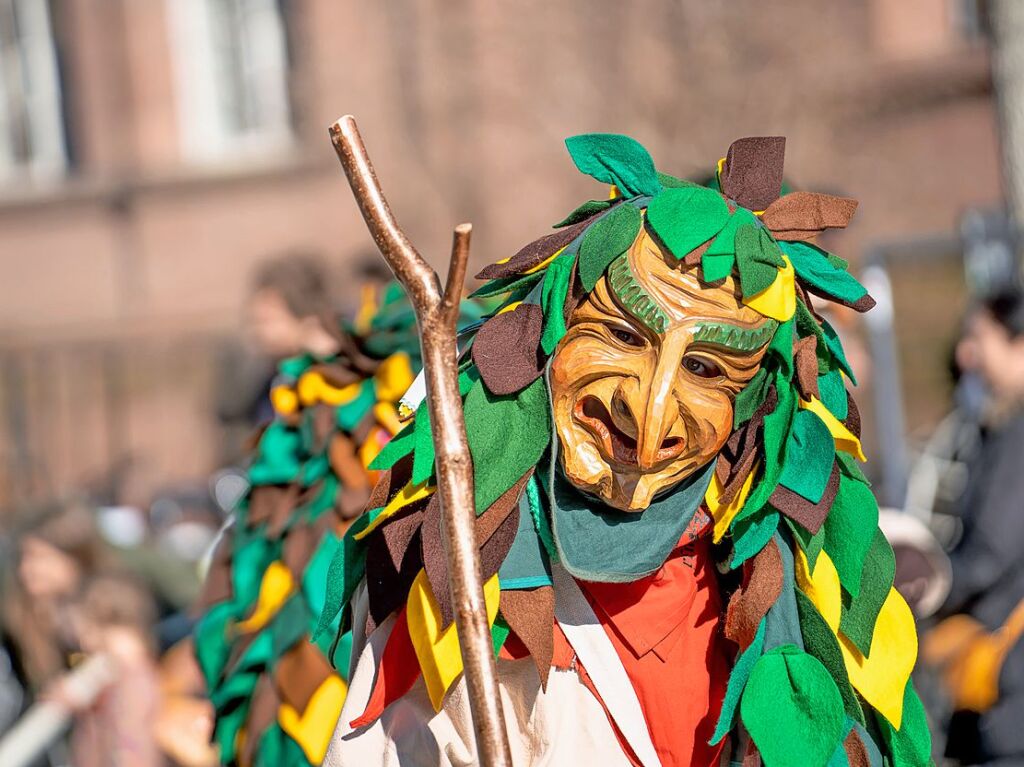 Perfekter Sonnenschein frs nrrische Treiben: Der Umzug am Fasnetmendig ist der Hhepunkt der Fasnet in Freiburg.