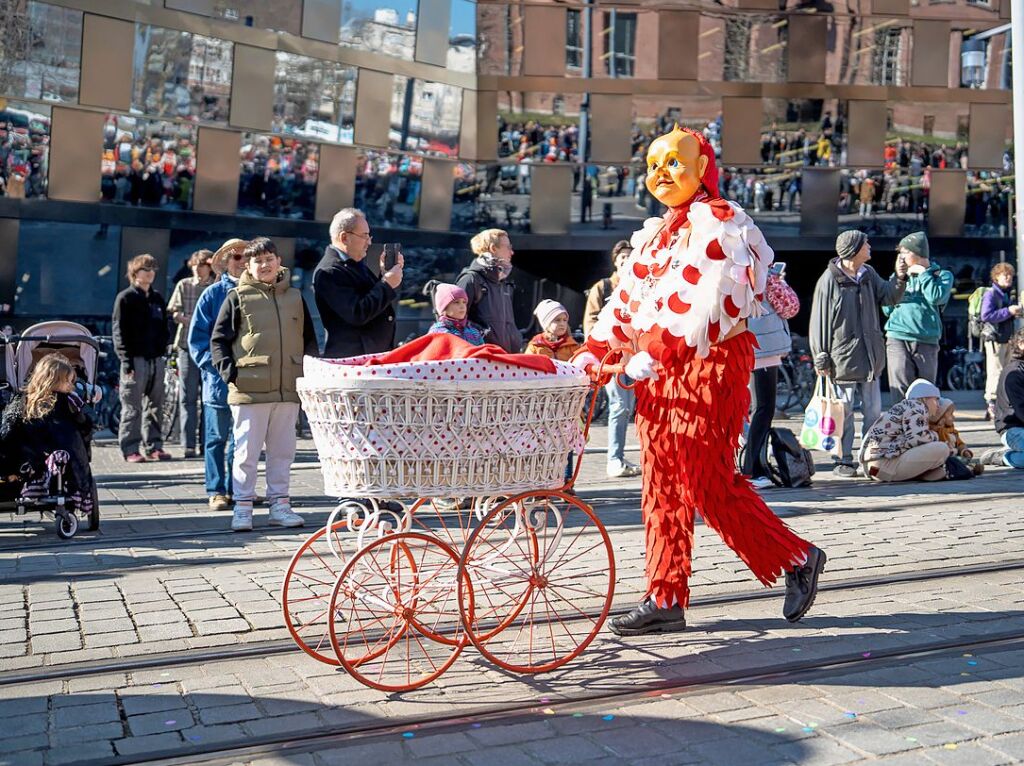 Perfekter Sonnenschein frs nrrische Treiben: Der Umzug am Fasnetmendig ist der Hhepunkt der Fasnet in Freiburg.