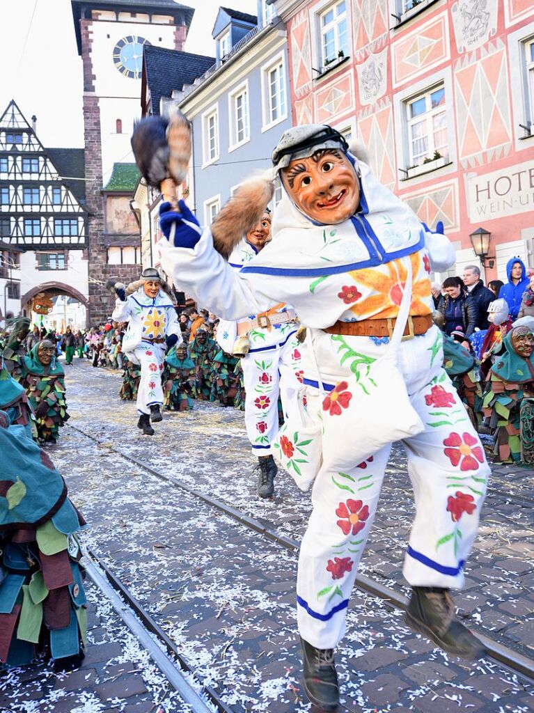 Perfekter Sonnenschein frs nrrische Treiben: Der Umzug am Fasnetmendig ist der Hhepunkt der Fasnet in Freiburg.