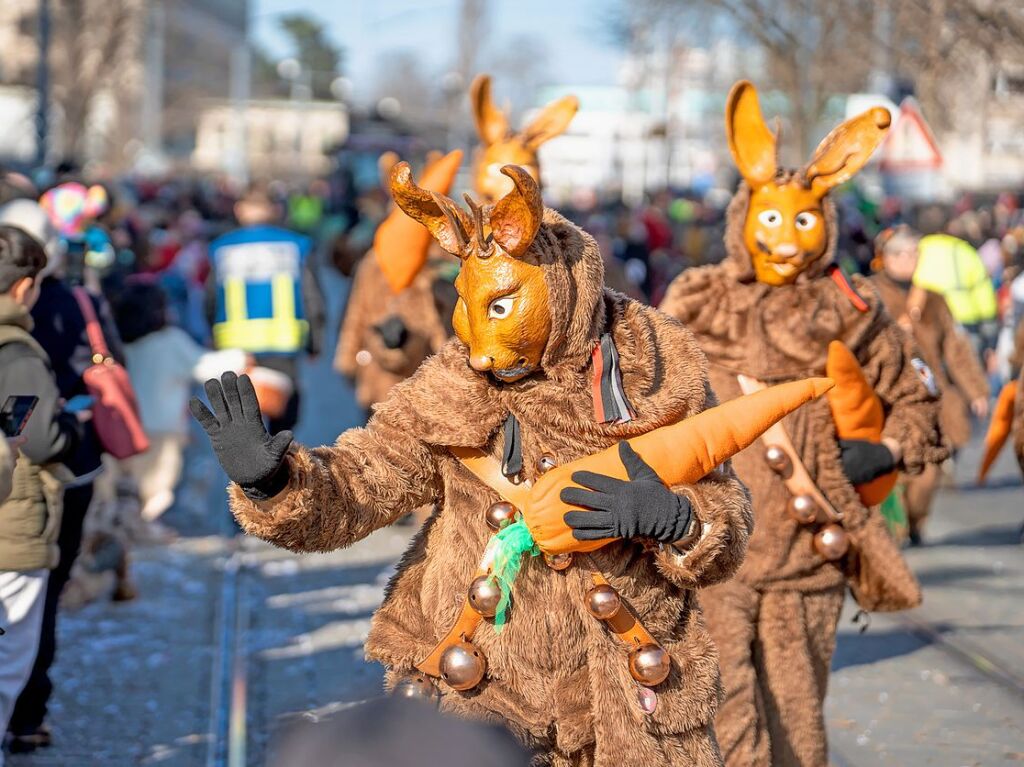 Perfekter Sonnenschein frs nrrische Treiben: Der Umzug am Fasnetmendig ist der Hhepunkt der Fasnet in Freiburg.