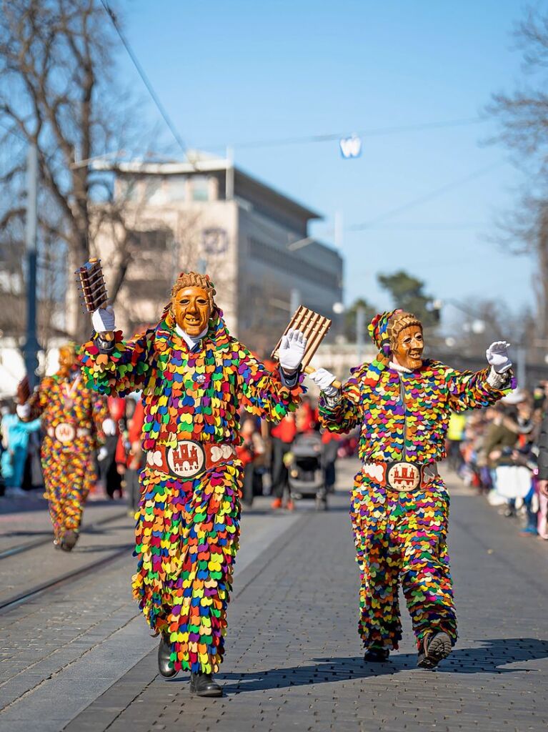 Perfekter Sonnenschein frs nrrische Treiben: Der Umzug am Fasnetmendig ist der Hhepunkt der Fasnet in Freiburg.