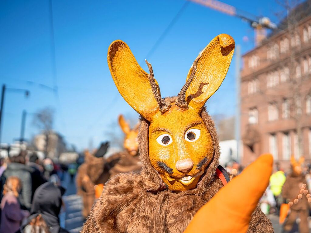 Perfekter Sonnenschein frs nrrische Treiben: Der Umzug am Fasnetmendig ist der Hhepunkt der Fasnet in Freiburg.