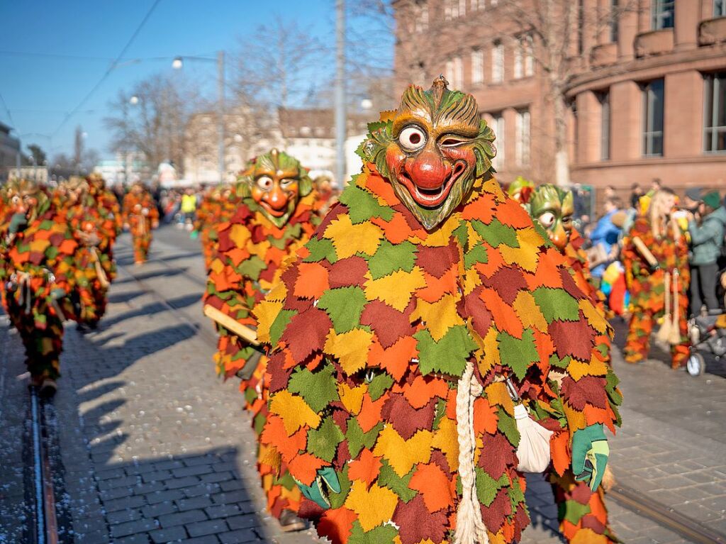 Perfekter Sonnenschein frs nrrische Treiben: Der Umzug am Fasnetmendig ist der Hhepunkt der Fasnet in Freiburg.