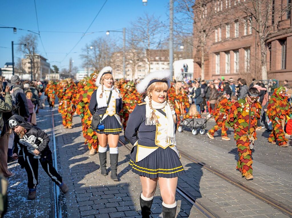 Perfekter Sonnenschein frs nrrische Treiben: Der Umzug am Fasnetmendig ist der Hhepunkt der Fasnet in Freiburg.