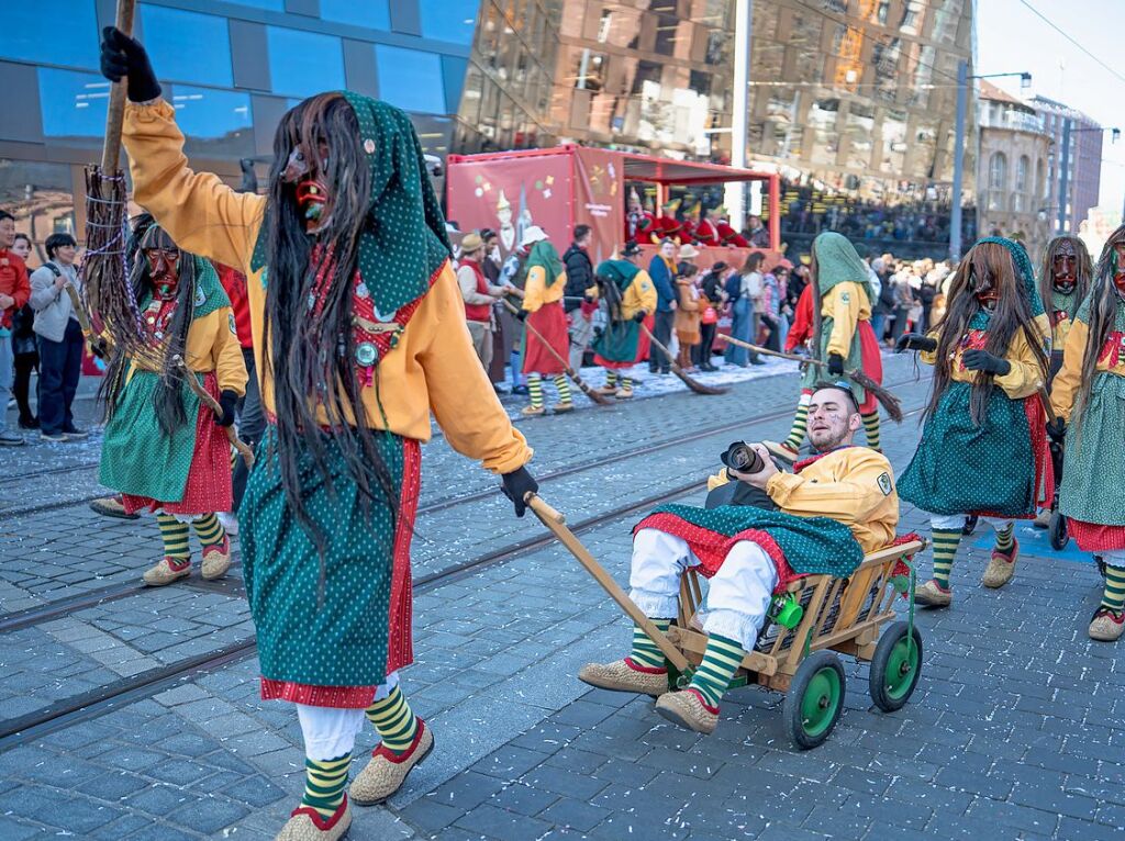 Perfekter Sonnenschein frs nrrische Treiben: Der Umzug am Fasnetmendig ist der Hhepunkt der Fasnet in Freiburg.