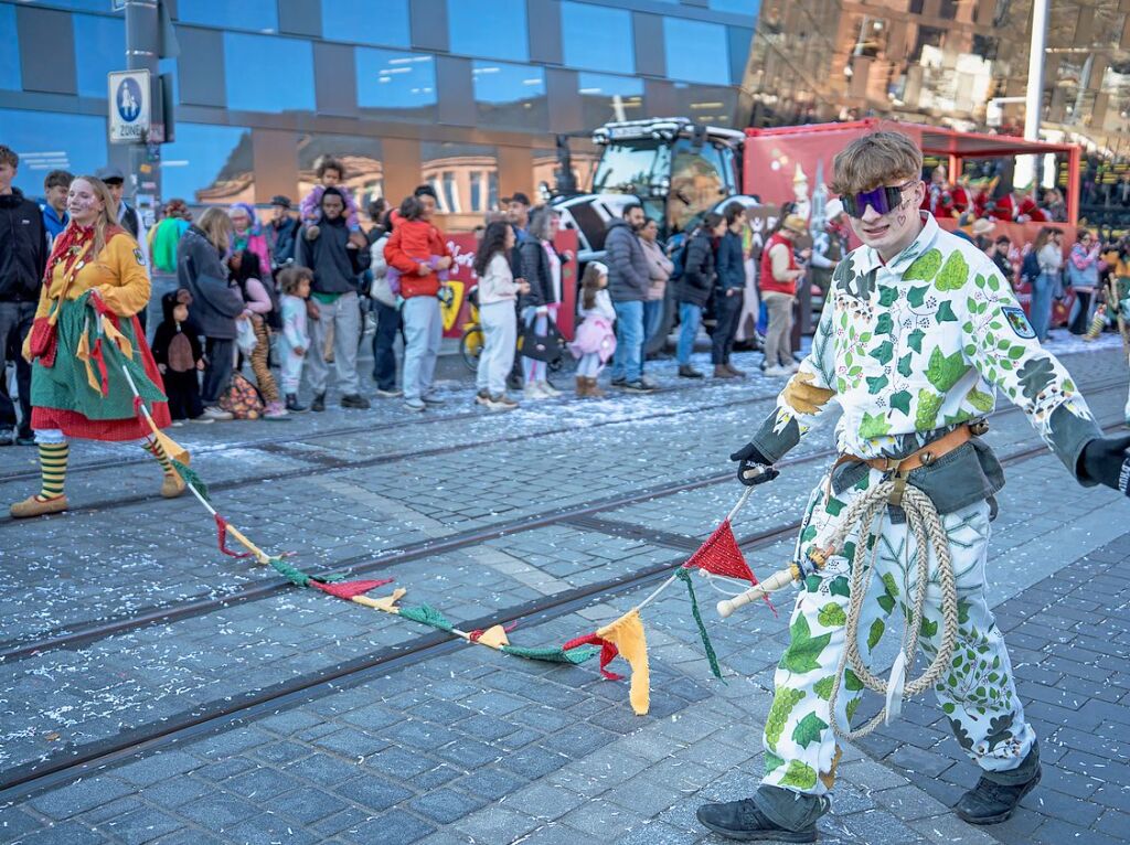 Perfekter Sonnenschein frs nrrische Treiben: Der Umzug am Fasnetmendig ist der Hhepunkt der Fasnet in Freiburg.