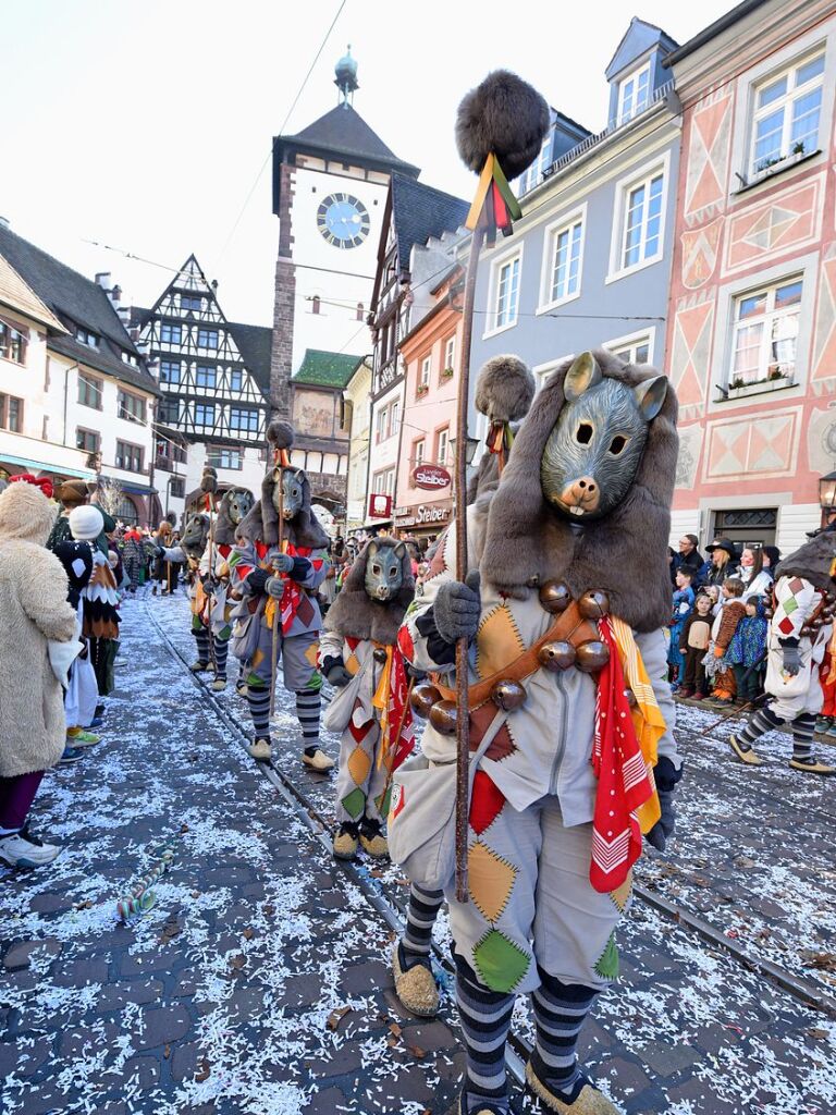 Perfekter Sonnenschein frs nrrische Treiben: Der Umzug am Fasnetmendig ist der Hhepunkt der Fasnet in Freiburg.