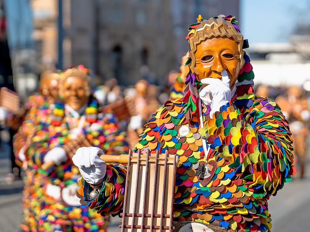 Perfekter Sonnenschein frs nrrische Treiben: Der Umzug am Fasnetmendig ist der Hhepunkt der Fasnet in Freiburg.