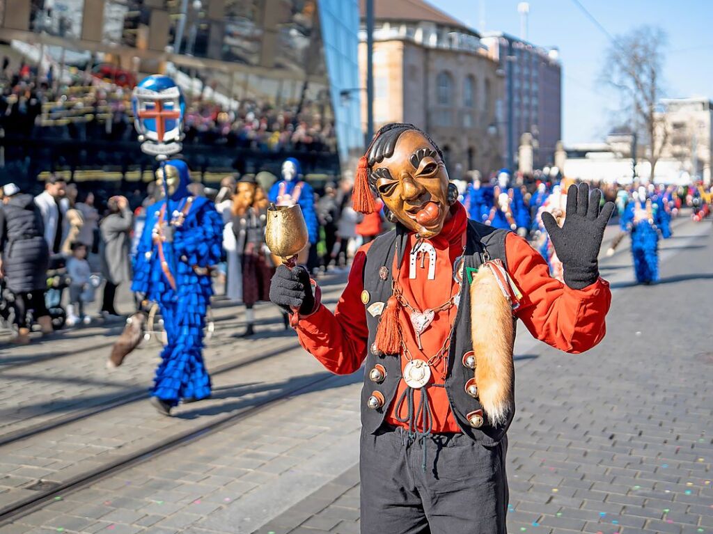 Perfekter Sonnenschein frs nrrische Treiben: Der Umzug am Fasnetmendig ist der Hhepunkt der Fasnet in Freiburg.