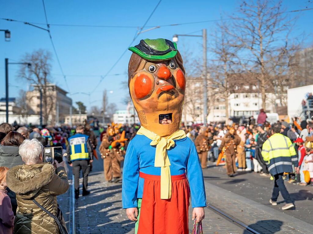 Perfekter Sonnenschein frs nrrische Treiben: Der Umzug am Fasnetmendig ist der Hhepunkt der Fasnet in Freiburg.