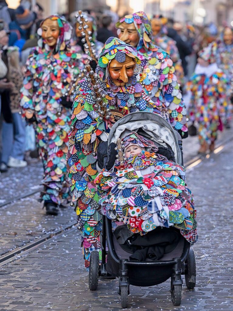 Perfekter Sonnenschein frs nrrische Treiben: Der Umzug am Fasnetmendig ist der Hhepunkt der Fasnet in Freiburg.