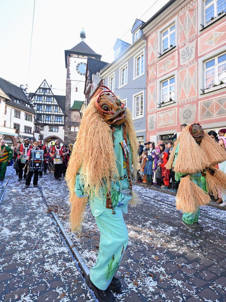 Perfekter Sonnenschein frs nrrische Treiben: Der Umzug am Fasnetmendig ist der Hhepunkt der Fasnet in Freiburg.