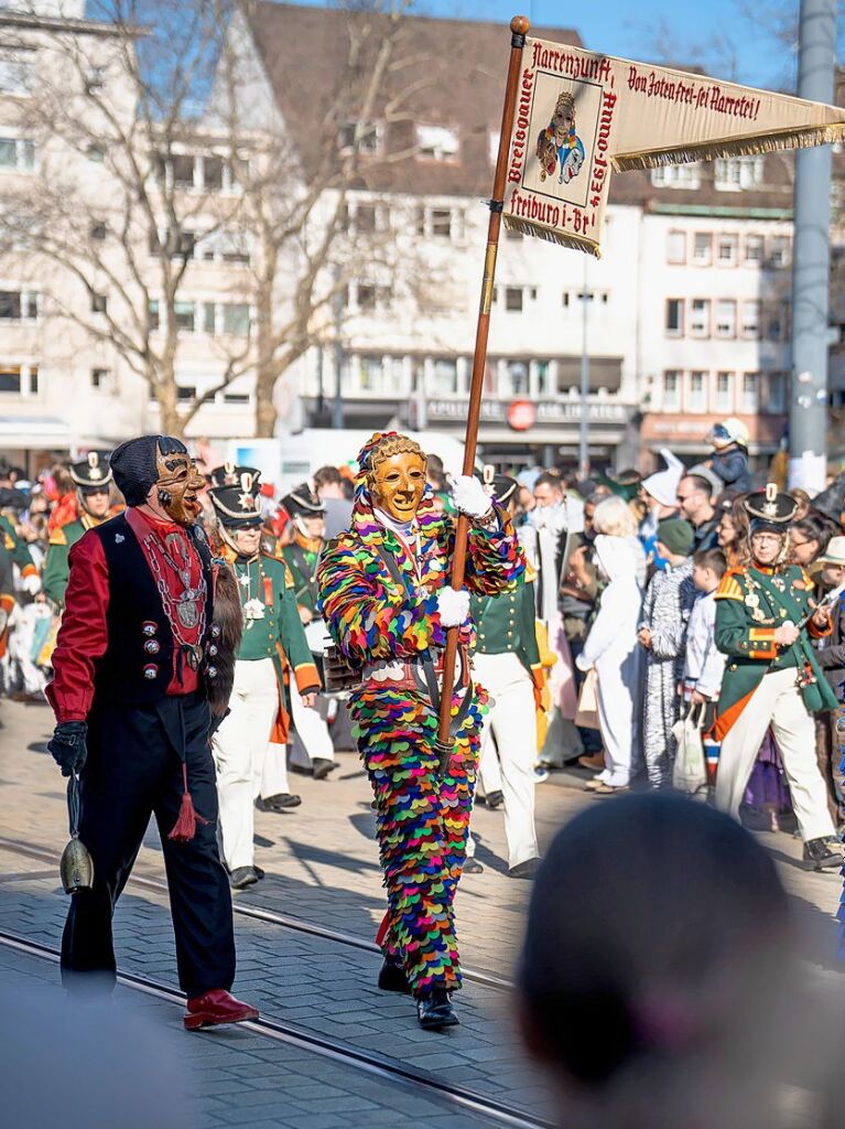 Perfekter Sonnenschein frs nrrische Treiben: Der Umzug am Fasnetmendig ist der Hhepunkt der Fasnet in Freiburg.