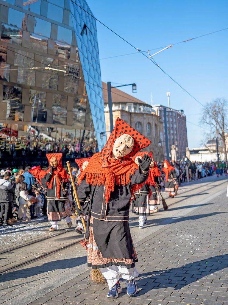 Perfekter Sonnenschein frs nrrische Treiben: Der Umzug am Fasnetmendig ist der Hhepunkt der Fasnet in Freiburg.