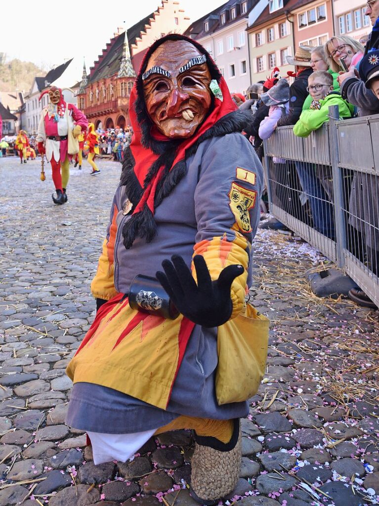 Perfekter Sonnenschein frs nrrische Treiben: Der Umzug am Fasnetmendig ist der Hhepunkt der Fasnet in Freiburg.