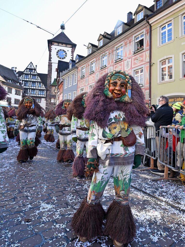 Perfekter Sonnenschein frs nrrische Treiben: Der Umzug am Fasnetmendig ist der Hhepunkt der Fasnet in Freiburg.