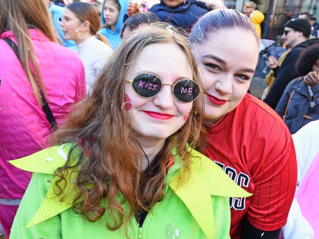 Perfekter Sonnenschein frs nrrische Treiben: Der Umzug am Fasnetmendig ist der Hhepunkt der Fasnet in Freiburg.