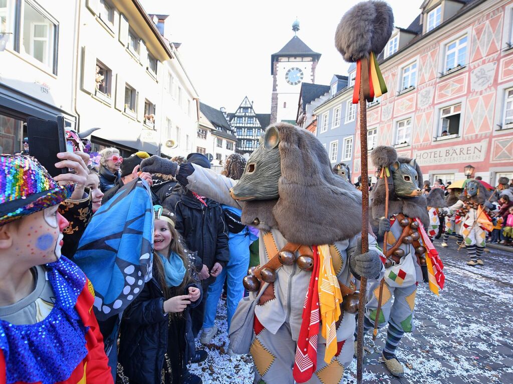 Perfekter Sonnenschein frs nrrische Treiben: Der Umzug am Fasnetmendig ist der Hhepunkt der Fasnet in Freiburg.