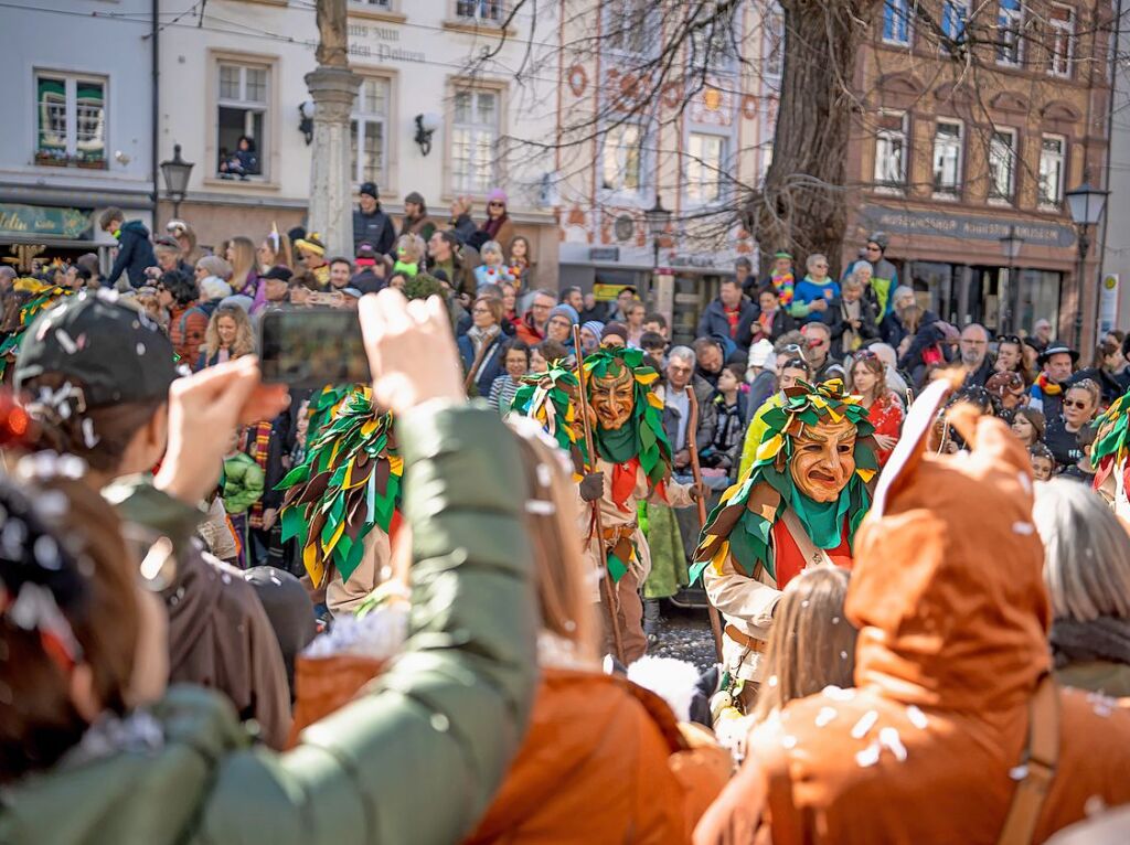 Perfekter Sonnenschein frs nrrische Treiben: Der Umzug am Fasnetmendig ist der Hhepunkt der Fasnet in Freiburg.