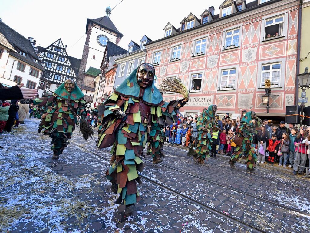 Perfekter Sonnenschein frs nrrische Treiben: Der Umzug am Fasnetmendig ist der Hhepunkt der Fasnet in Freiburg.