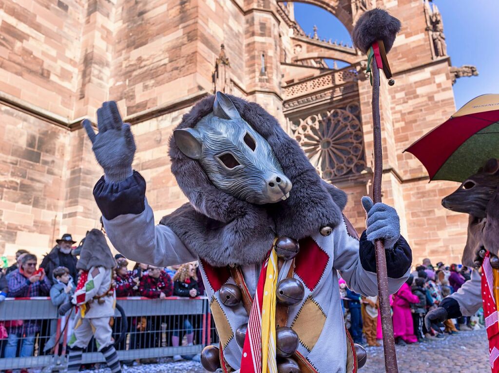 Perfekter Sonnenschein frs nrrische Treiben: Der Umzug am Fasnetmendig ist der Hhepunkt der Fasnet in Freiburg.