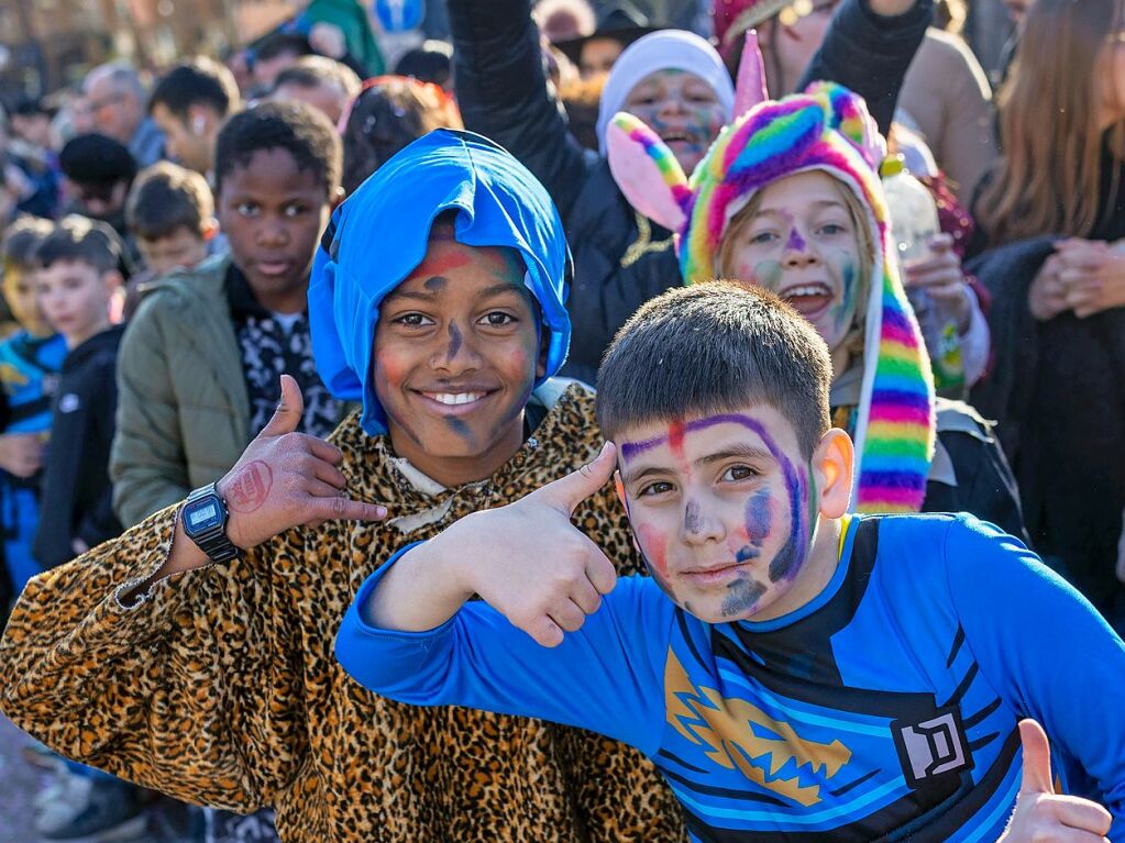 Perfekter Sonnenschein frs nrrische Treiben: Der Umzug am Fasnetmendig ist der Hhepunkt der Fasnet in Freiburg.