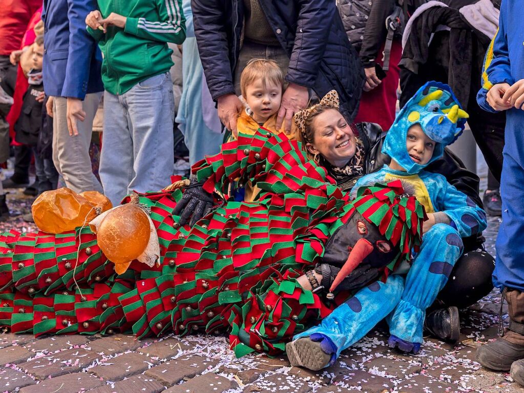 Perfekter Sonnenschein frs nrrische Treiben: Der Umzug am Fasnetmendig ist der Hhepunkt der Fasnet in Freiburg.