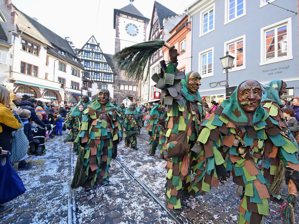 Perfekter Sonnenschein frs nrrische Treiben: Der Umzug am Fasnetmendig ist der Hhepunkt der Fasnet in Freiburg.