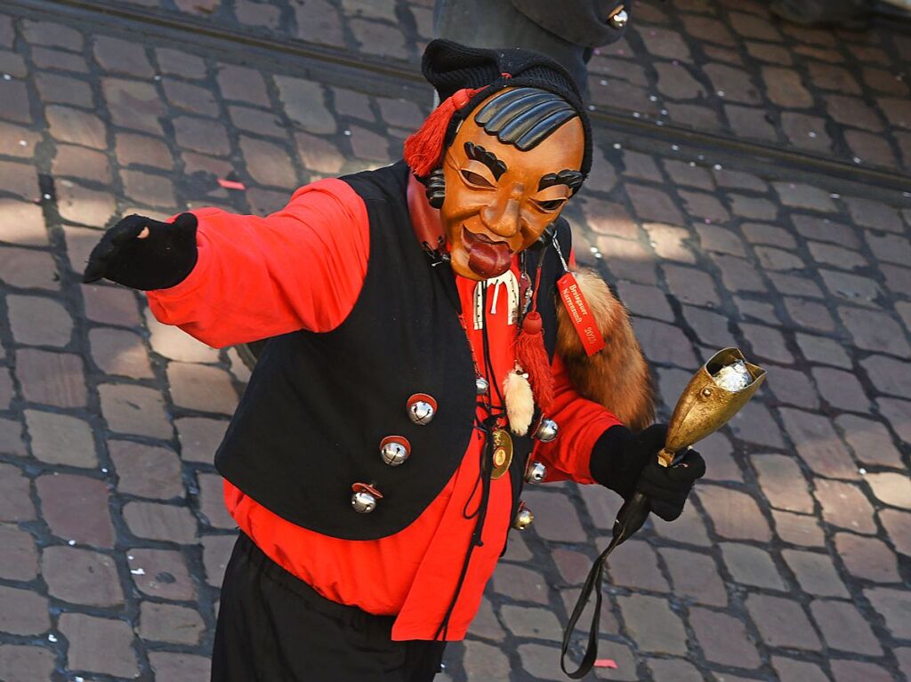 Perfekter Sonnenschein frs nrrische Treiben: Der Umzug am Fasnetmendig ist der Hhepunkt der Fasnet in Freiburg.