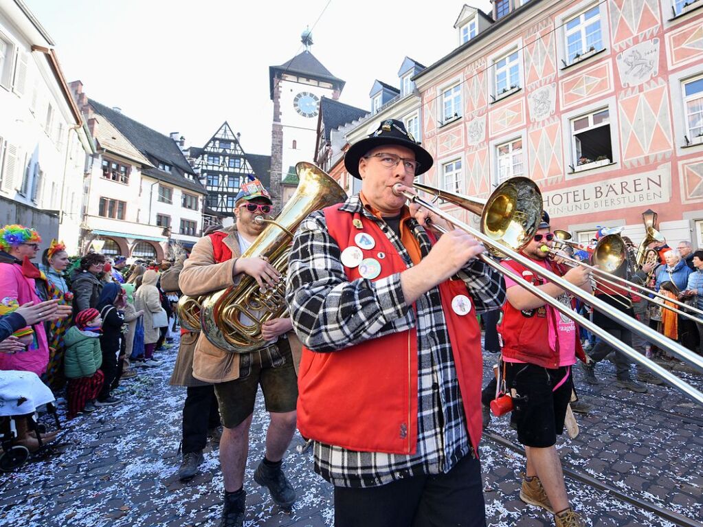 Perfekter Sonnenschein frs nrrische Treiben: Der Umzug am Fasnetmendig ist der Hhepunkt der Fasnet in Freiburg.