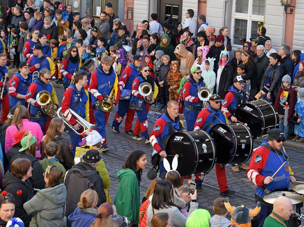 Perfekter Sonnenschein frs nrrische Treiben: Der Umzug am Fasnetmendig ist der Hhepunkt der Fasnet in Freiburg.