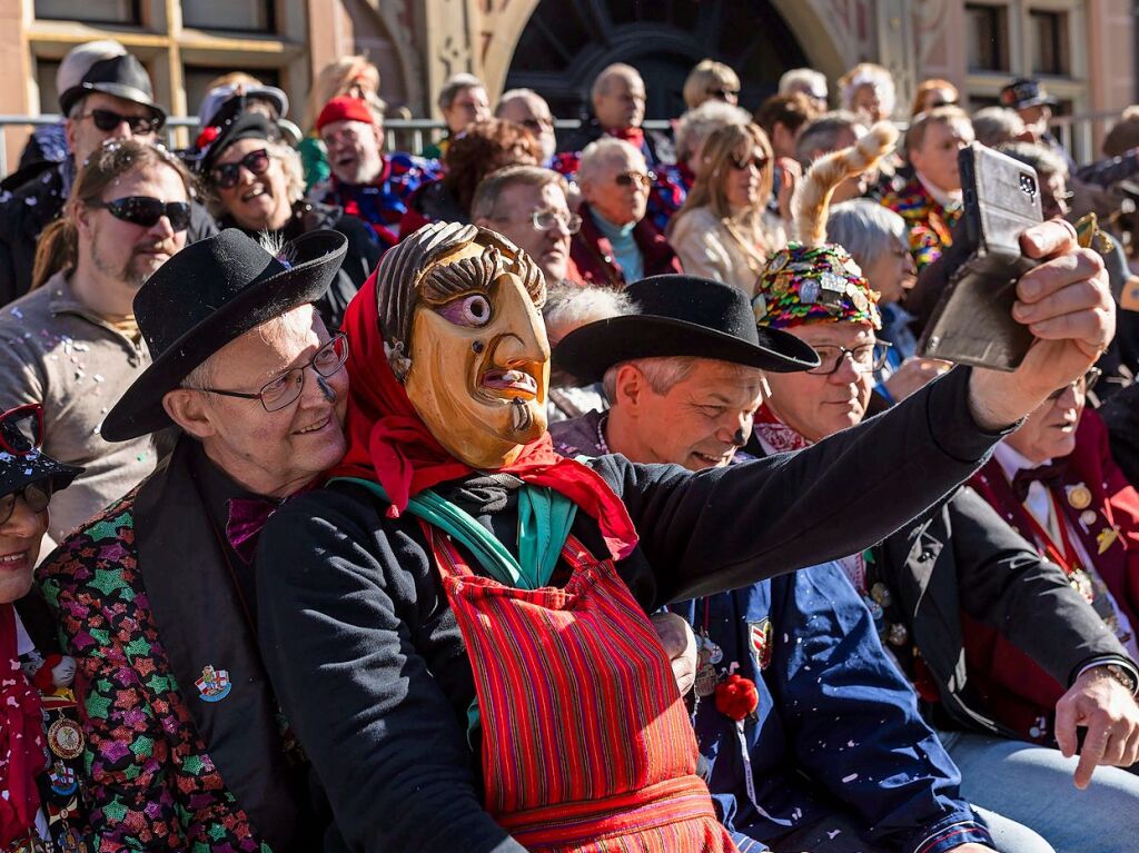 Perfekter Sonnenschein frs nrrische Treiben: Der Umzug am Fasnetmendig ist der Hhepunkt der Fasnet in Freiburg.