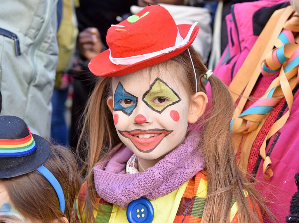 Perfekter Sonnenschein frs nrrische Treiben: Der Umzug am Fasnetmendig ist der Hhepunkt der Fasnet in Freiburg.