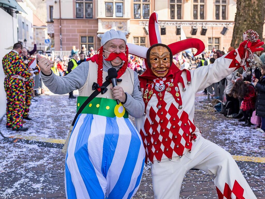 Perfekter Sonnenschein frs nrrische Treiben: Der Umzug am Fasnetmendig ist der Hhepunkt der Fasnet in Freiburg.