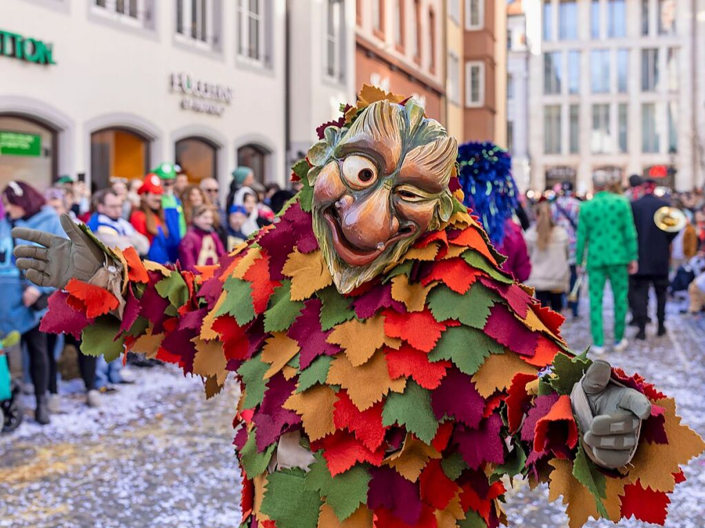 Perfekter Sonnenschein frs nrrische Treiben: Der Umzug am Fasnetmendig ist der Hhepunkt der Fasnet in Freiburg.