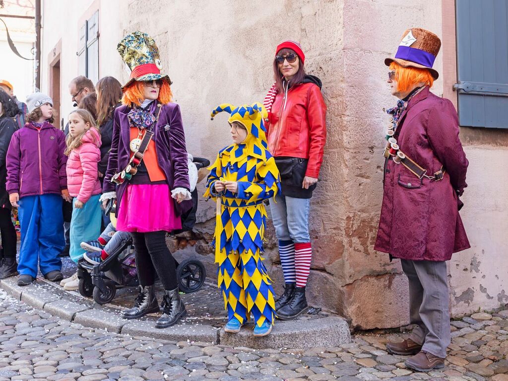 Perfekter Sonnenschein frs nrrische Treiben: Der Umzug am Fasnetmendig ist der Hhepunkt der Fasnet in Freiburg.