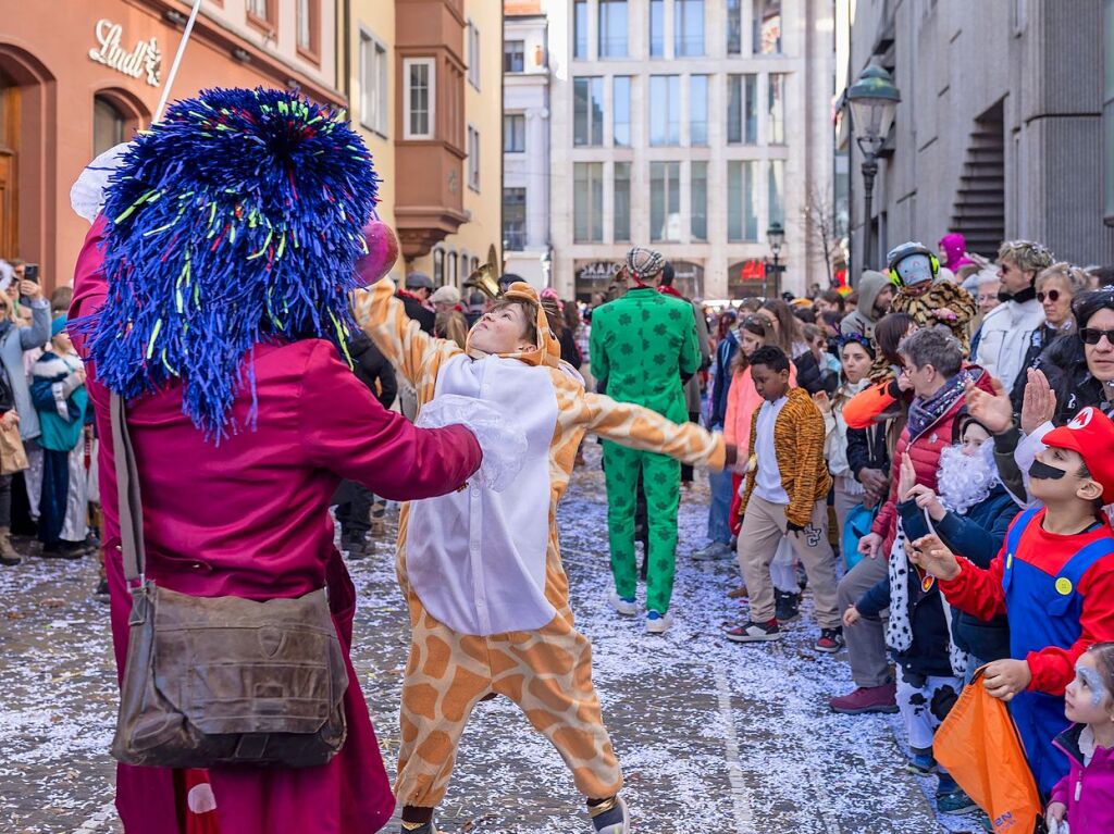 Perfekter Sonnenschein frs nrrische Treiben: Der Umzug am Fasnetmendig ist der Hhepunkt der Fasnet in Freiburg.