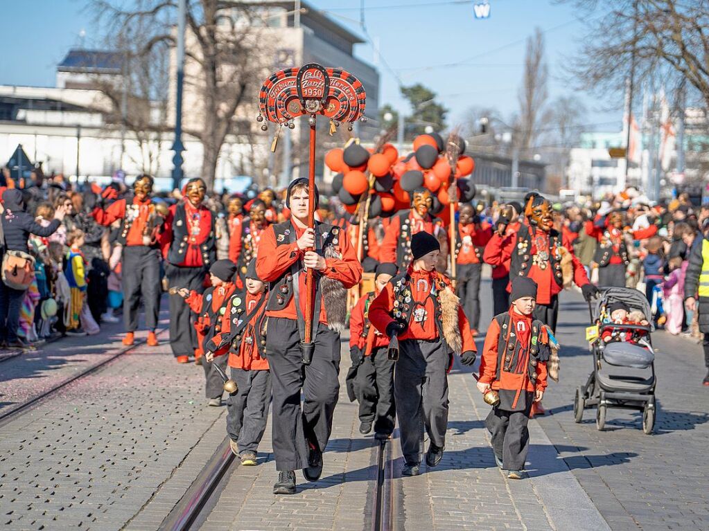 Perfekter Sonnenschein frs nrrische Treiben: Der Umzug am Fasnetmendig ist der Hhepunkt der Fasnet in Freiburg.