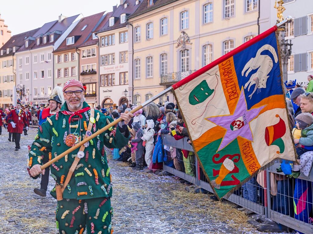 Perfekter Sonnenschein frs nrrische Treiben: Der Umzug am Fasnetmendig ist der Hhepunkt der Fasnet in Freiburg.