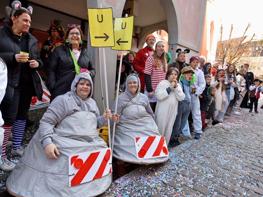 Perfekter Sonnenschein frs nrrische Treiben: Der Umzug am Fasnetmendig ist der Hhepunkt der Fasnet in Freiburg.