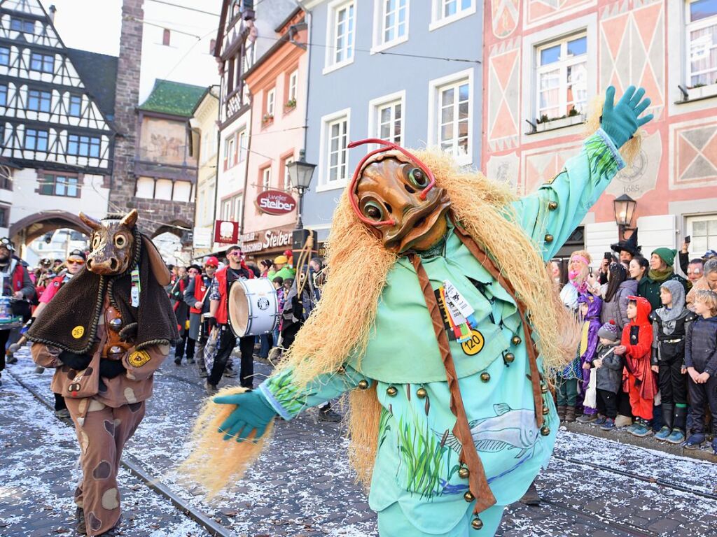 Perfekter Sonnenschein frs nrrische Treiben: Der Umzug am Fasnetmendig ist der Hhepunkt der Fasnet in Freiburg.