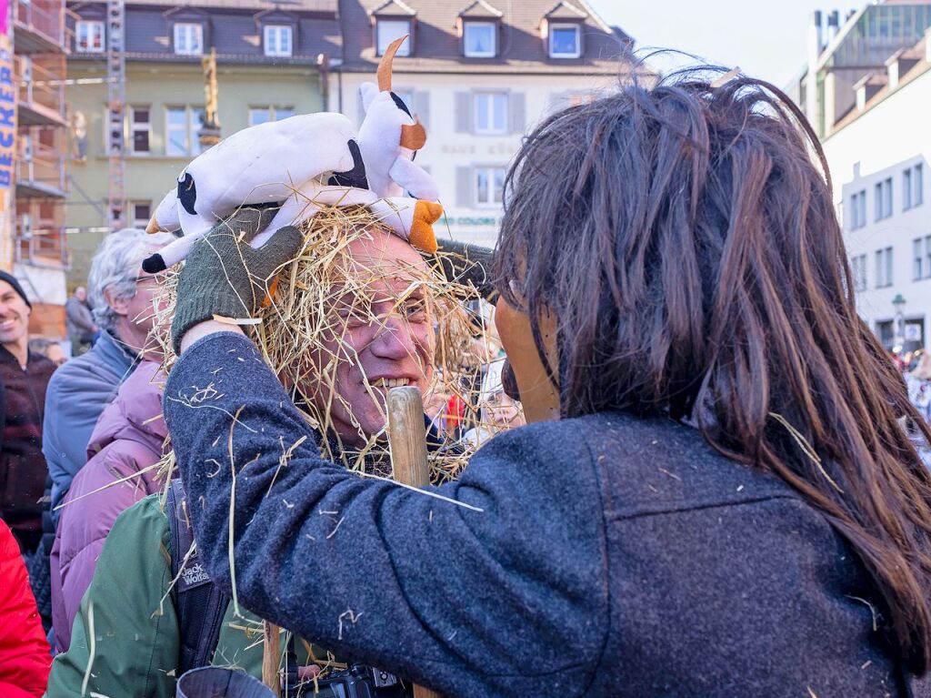 Perfekter Sonnenschein frs nrrische Treiben: Der Umzug am Fasnetmendig ist der Hhepunkt der Fasnet in Freiburg.