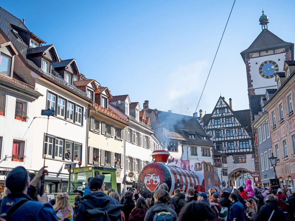 Perfekter Sonnenschein frs nrrische Treiben: Der Umzug am Fasnetmendig ist der Hhepunkt der Fasnet in Freiburg.