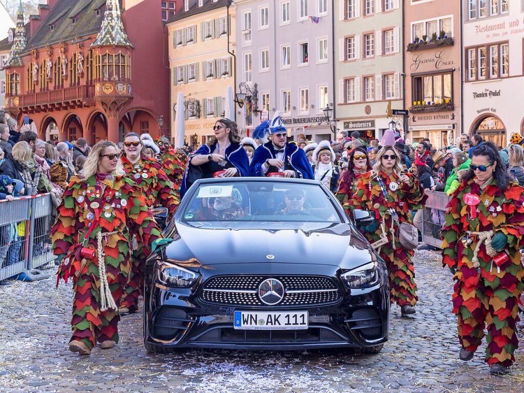 Perfekter Sonnenschein frs nrrische Treiben: Der Umzug am Fasnetmendig ist der Hhepunkt der Fasnet in Freiburg.